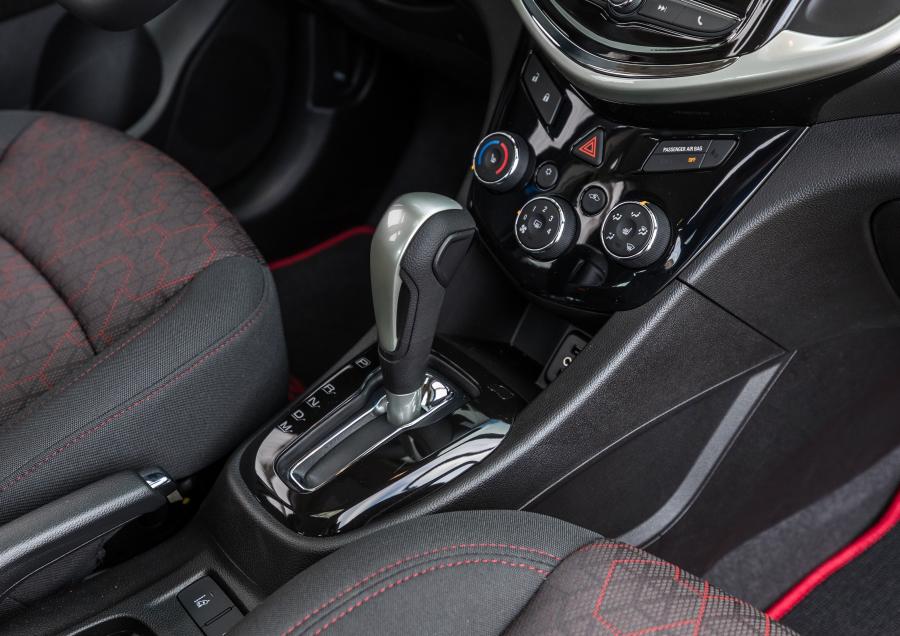 Детали интерьера Chevrolet Sonic RS Hatchback 2016 года  (NA) (фото 12 из 17)